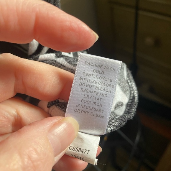 Cool little fitted top. - Picture 4 of 6